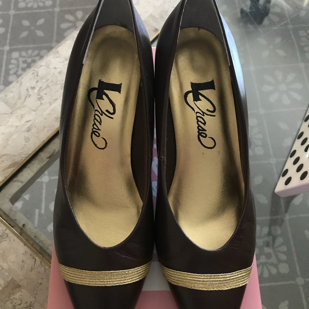 LChase Classic Brown Pump Size 7.5